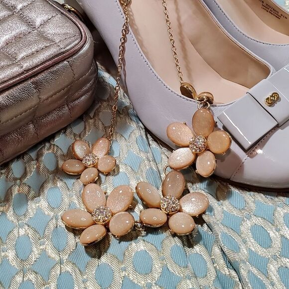 🔺️NWT Charming Charlie Peachy Pink Floral Necklace & Earring Set - Picture 7 of 10